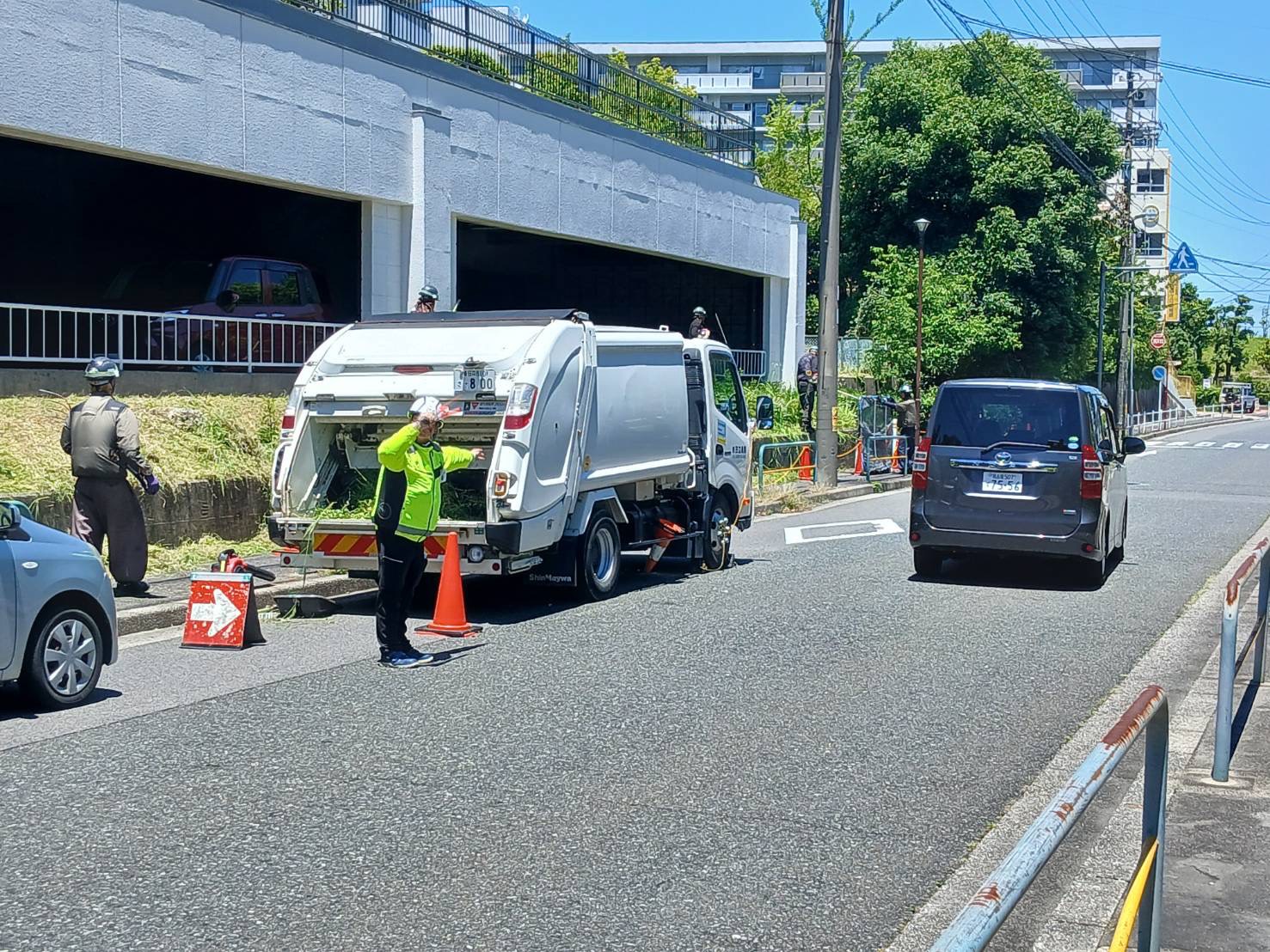 道路上で車両を誘導する警備員