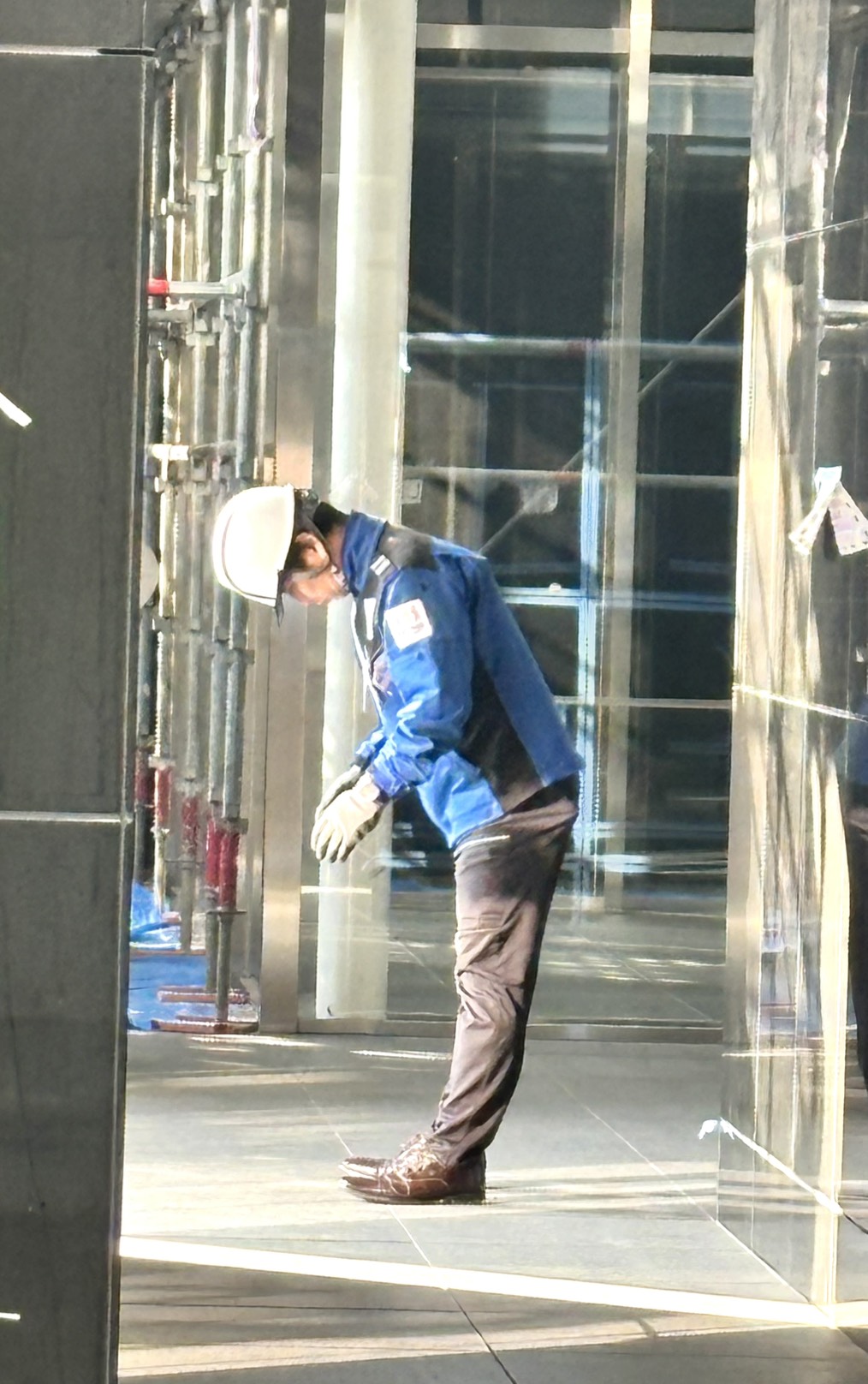 現場設備を確認する警備員